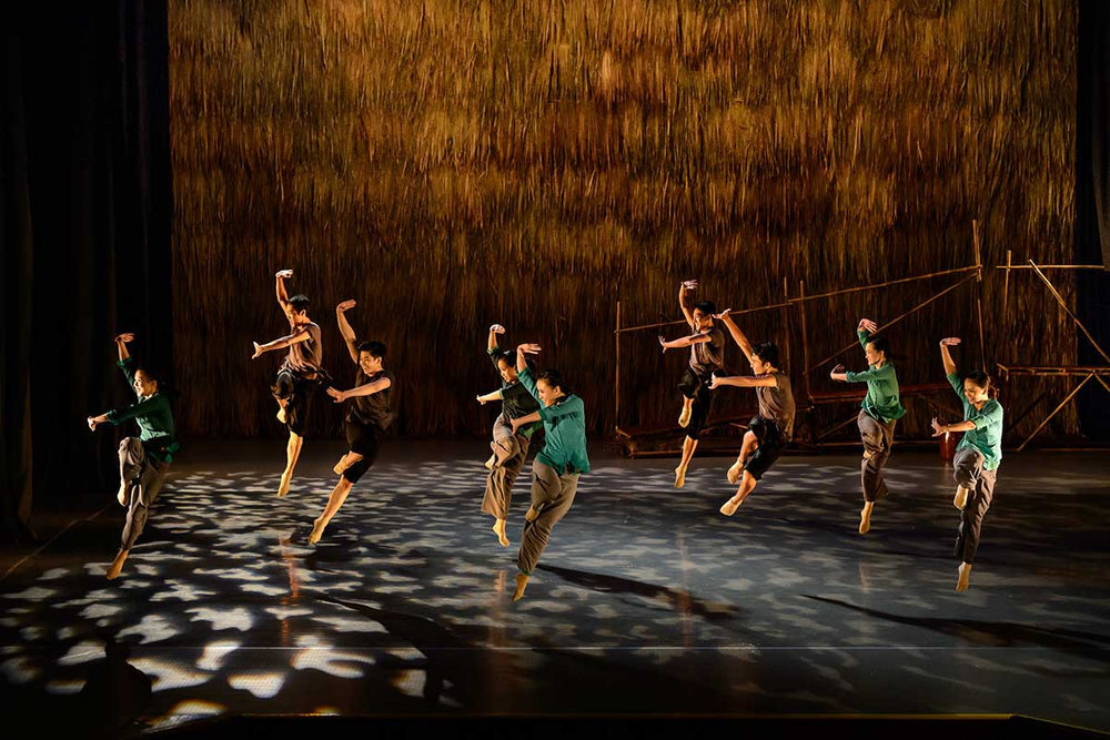 The Mist is a contemporary dance performance captures the essence of rural Vietnam through graceful movements, stunning visuals, and emotional storytelling